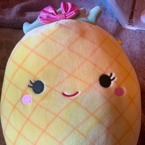 8 inch lulu pineapple comes with rare tag with eyes closed